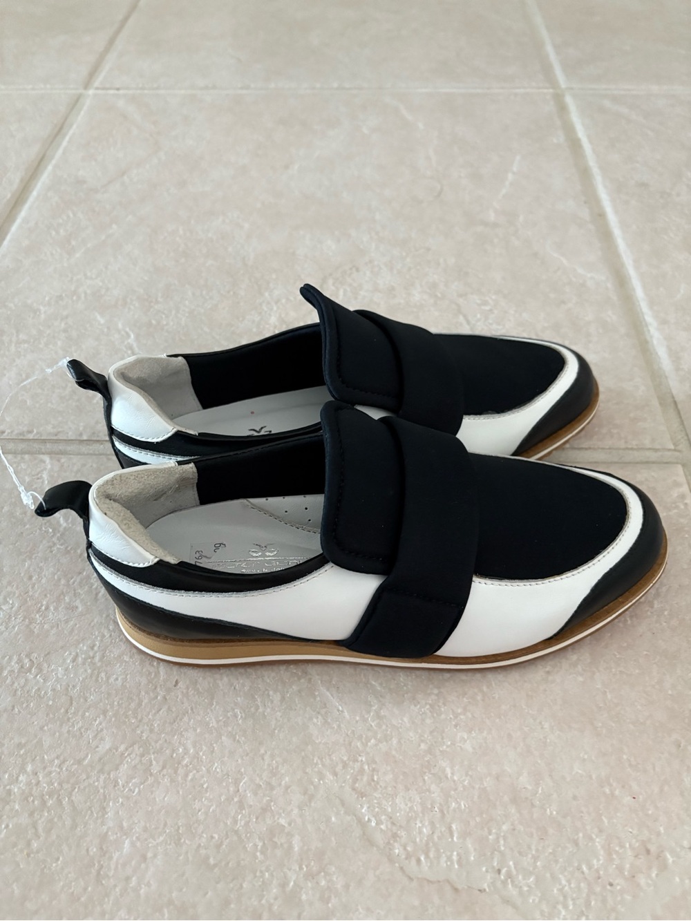 NEW Walter Genuin Black and White Women's Slip-On Loafer Shoes - Size 7